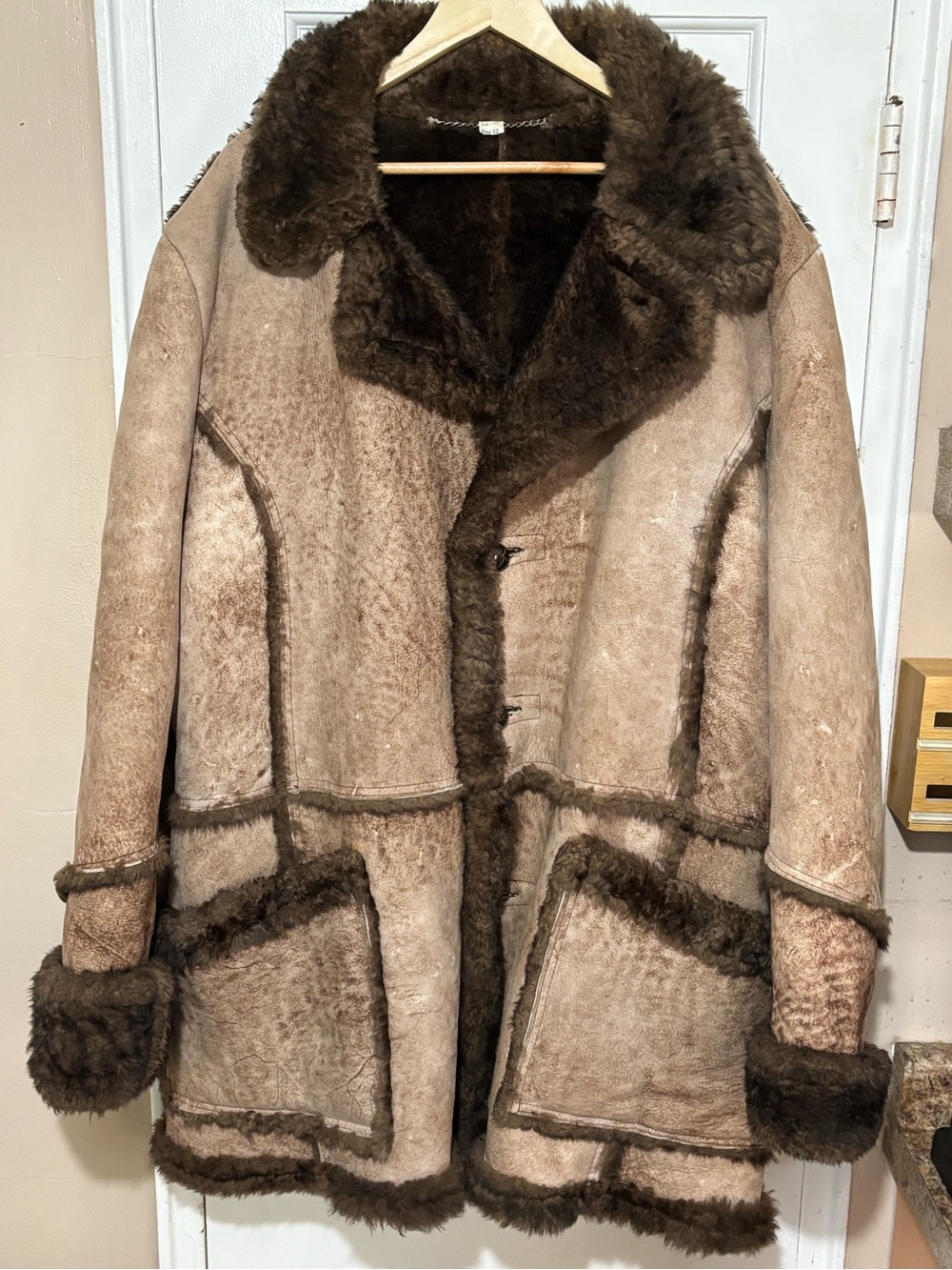 MENS 1980s 100% AuthenticSHEEPSKIN COAT ORIGINAL VINTAGE FASHION FOR THE WINTER.